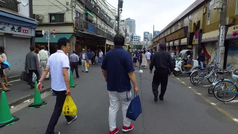 Pov-Caminando-Al-Mercado-De-Pescado