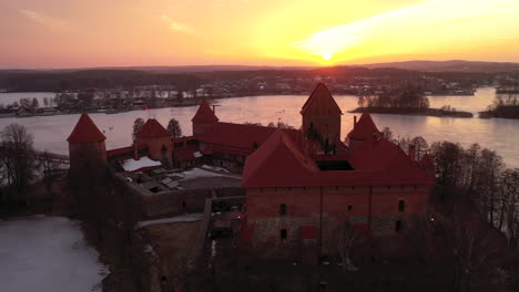 Antena:-Volando-Hacia-La-Puesta-De-Sol-Sobre-El-Castillo-De-Trakai-Sobre-El-Lago-Congelado