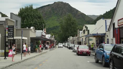 Calle-Principal-En-Arrowtown-Cerca-De-Queenstown,-Nueva-Zelanda-En-La-Ajetreada-Mañana-Del-Sábado