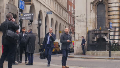 Varón-Joven-Con-Smartphone-En-Lombard-Street,-En-El-Distrito-Financiero-De-Londres.