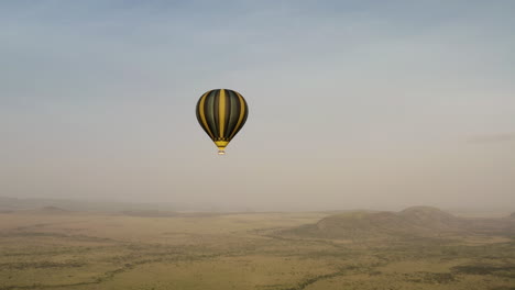 Heißluftballon-Safaris-Fliegen-Am-Frühen-Morgen-über-Das-Serengeti-Tal,-Serengeti-Nationalpark,-Tansania