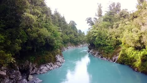 Drohnenflug-über-Einem-Blauen-Fluss-In-Neuseeland
