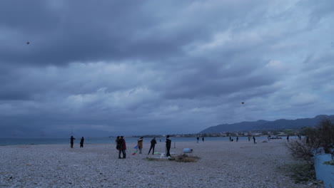 Gente-Volando-Una-Cometa-En-La-Playa-De-Patras-Con-Mal-Tiempo