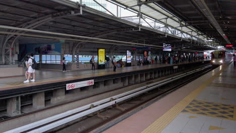 Der-LRT-Zug-Kommt-Am-Bahnhof-Masjid-Jamek-In-Kuala-Lumpur,-Malaysia-An