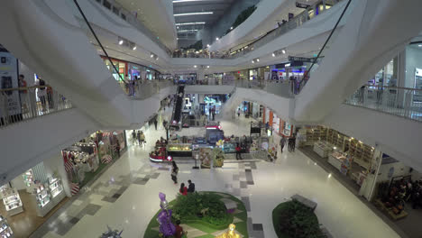 Nonthaburi-Thailand---Circa-Zeitraffer-Von-Menschen,-Die-Sich-Durch-Ein-Modernes-Einkaufszentrum-Bewegen