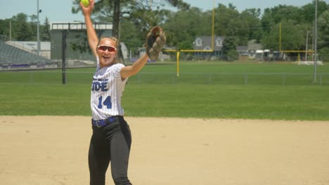 Schneller-Softball-Der-Frau,-Kippaufnahme-Des-Spielers-Beim-Aufwärmen,-Weiße-Uniform-Mit-Schwarzer-Hose,-Entspanntes-Plaudern