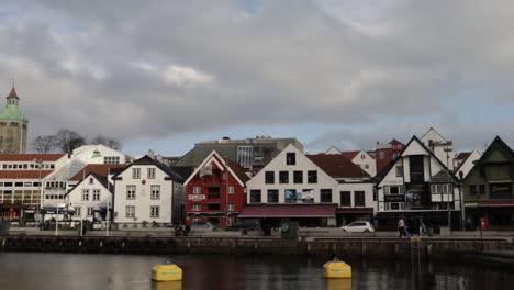 Puerto-De-Stavanger-El-Domingo-Por-La-Tarde,-Viejos-Barcos-En-Un-Puerto-Tranquilo