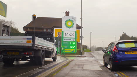 Gas-Tankstelle-Pylon-Schild-In-Einem-Londoner-Vorort