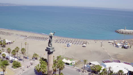 Tiro-De-Arco-De-La-Estatua-En-La-Playa-De-Puerto-Banús,-Marbella