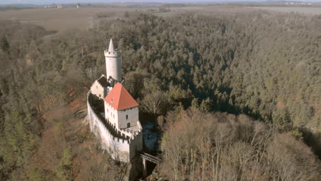 Poi-Aéreo-Del-Castillo-De-Kokorin,-Ubicado-Cerca-De-Melnik-En-La-República-Checa