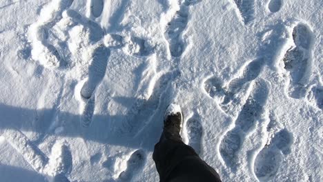 Slow-motion,-men-walking-on-the-snow