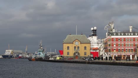 Port-of-of-Stavanger-Sunday-afternoon,-old-boats-in-a-sleepy-harbor