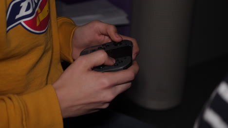 Toma-Estática,-De-Un-Hombre-Jugando-Juegos-De-Interruptor-De-Nintendo,-Presionando-Botones-En-Su-Controlador,-En-Un-Lan-party,-En-El-Sur-De-Noruega