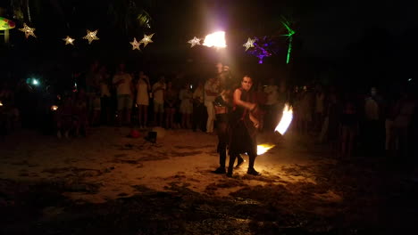 Artista-De-Variedades-Masculino-Y-Femenino-Realizando-Un-Espectáculo-De-Fuego-Al-Aire-Libre-En-La-Oscuridad.