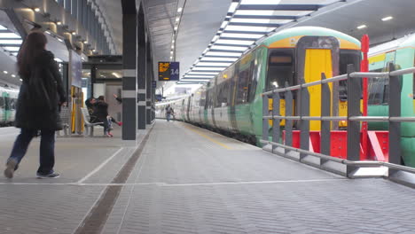 Passengers-walking-to-a-train-at-a-London-railway-station