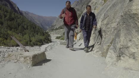 Uttarkashi,-Uttarakhand,-Indien-oktober-2018:-Gaumukh-wanderer-Auf-Dem-Weg-Nach-Gaumukh