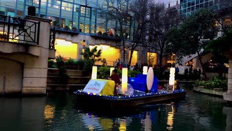 Die-Feier-Der-Laternenparade-Wirft-Bunt-Erleuchtete-Boote-Auf-Dem-San-Antonio-Riverwalk-Aus