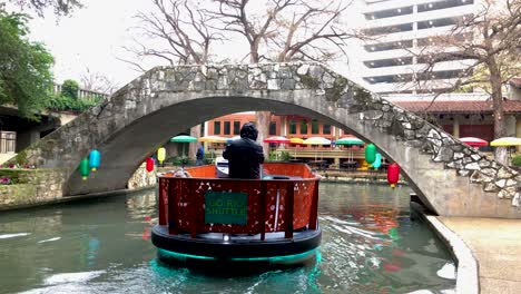 Los-Barcos-Fluviales-Patrullan-Las-Rutas-Del-Paseo-Fluvial-Para-Transportar-A-Los-Visitantes-Por-Los-Restaurantes,-Las-Vistas-Y-Los-Sonidos-De-La-Zona