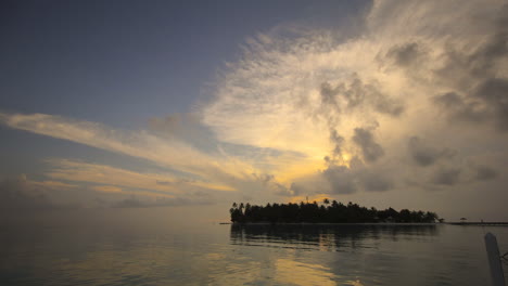 Timelapse-De-La-Salida-Del-Sol-Sobre-Una-Isla-En-Las-Maldivas