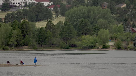 Una-Pareja-De-Ancianos-Pesca-En-Un-Lago-En-Colorado