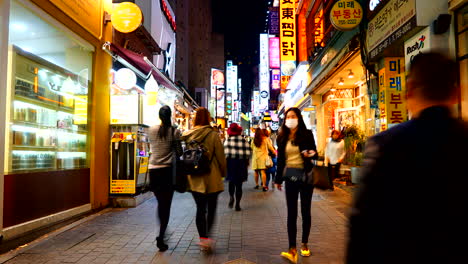 Seúl-Corea-Del-Sur---Alrededor-Del-Lapso-De-Tiempo-De-La-Gente-Caminando-Por-El-Mercado-De-Myeongdong-En-Seúl,-Corea-Del-Sur