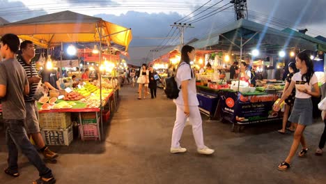 Una-Escena-De-Lapso-De-Tiempo-Estático-De-Un-Mercado-Tailandés-Con-Gente-Local-Comprando-Comida,-Ropa-Y-Otros-Bienes,-Rayong,-Tailandia