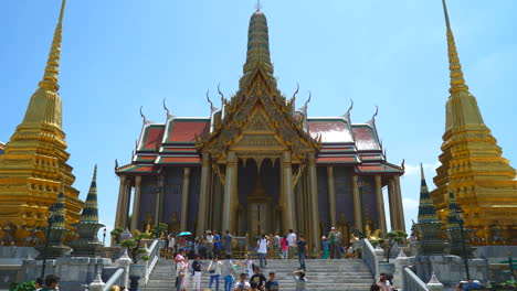 Bangkok,-Tailandia:-Alrededor-Del-Lapso-De-Tiempo-De-La-Multitud-De-Personas-Fuera-Del-Templo-Del-Buda-Esmeralda-O-Wat-Phra-Kaew-En-El-Distrito-De-Phra-Nahkon-En-Bangkok,-Tailandia