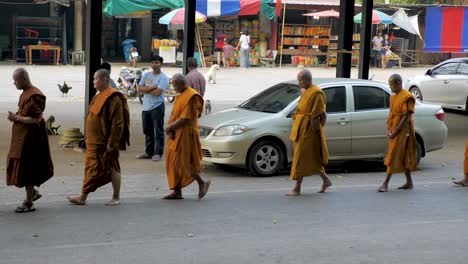 Ceremonia-De-Caminata-De-Monjes-Para-La-Meditación-Nocturna-En-Tailandia-Sa-Kaeo-Monkey-Mountain-Temple