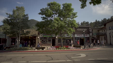 Leute,-Die-Durch-Eine-Kleine-Stadt-In-Den-Bergen-Von-Colorado-Laufen