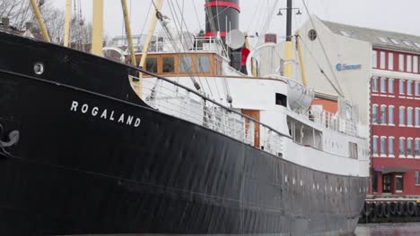 Hafen-Von-Stavanger-Sonntagnachmittag,-Alte-Boote-In-Einem-Verschlafenen-Hafen