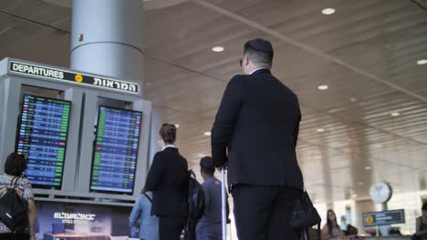 Hombre-Mirando-El-Tablero-De-Salidas-En-El-Aeropuerto-Ben-Gurion-En-Israel