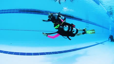 Una-Instructora-De-Buceo-Enseñando-A-Un-Niño-Pequeño-Cómo-Bucear