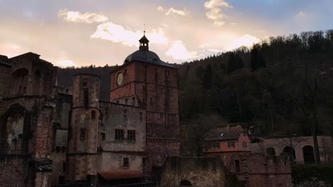 Vista-De-Nubes-Rosadas-Que-Se-Mueven-Lentamente-Sobre-El-Castillo-De-Heidelberg-En-Alemania-Durante-El-Amanecer