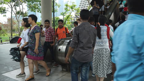 Singapur---Alrededor-Del-Lapso-De-Tiempo-Alejarse-De-Una-Escalera-Mecánica-Ocupada