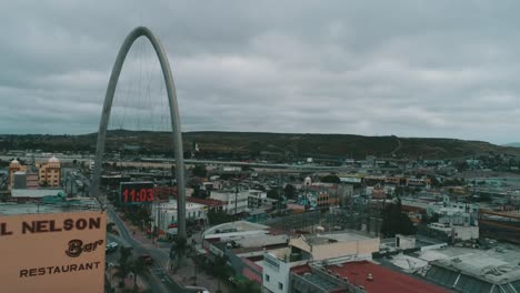 Toma-Aerea-Del-Arco-Del-Centro-De-La-Ciudad-De-Tijuana