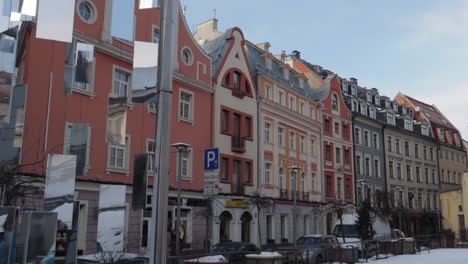 Schöne-Verträumte-Kunststruktur-Aus-Spiegeln-In-Der-Rigaer-Altstadtstraße-An-Einem-Hellen-Sonnigen-Tag-Und-Typischen-Häusern