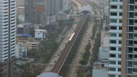 Bts-Skytrain-Conduciendo-Entre-Dos-Estaciones,-Krung-Thonburi-Y-Wongwienyai-En-Bangkok,-Tailandia