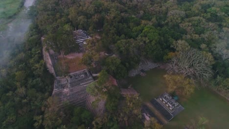 Antenne:-Luftaufnahme-Einer-Archäologischen-Maya-stätte-Inmitten-Eines-Tiefgrünen-Waldes-In-Copan,-Honduras