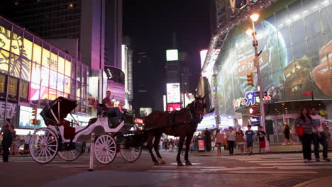 New-York,-Ny---Ca.-2016---Ein-Mann-In-Einem-Pferd-Und-Einer-Kutsche-Wartet-Sehnsüchtig-Auf-Seinen-Nächsten-Kunden,-Um-Den-Times-Square-In-Manhattan-Zu-Erkunden