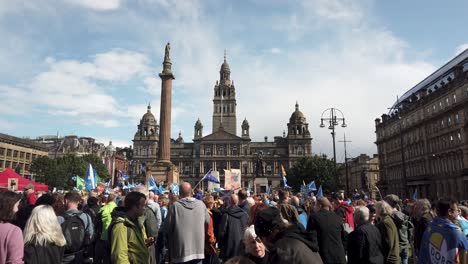 Ein-Massenprotest-In-Glasgow-Gegen-Die-Entscheidung-Der-Britischen-Regierung,-Das-Parlament-Zu-Schließen