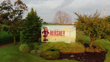 Toma-Aérea-Lenta-Del-Carro,-Bienvenido-A-Hershey,-La-Cartelera-Del-Lugar-Más-Dulce-De-La-Tierra