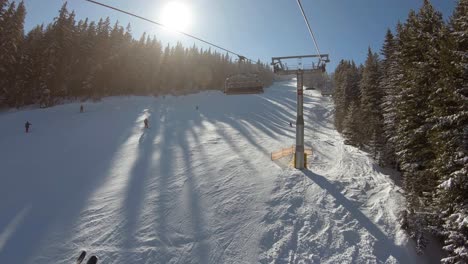 Fahrt-Mit-Einem-Skilift-über-Eine-Zwischen-Bäumen-Platzierte-Skipiste