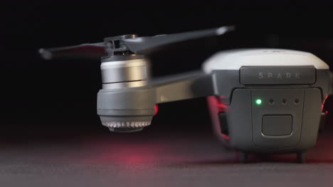 Verfolgen-Sie-Das-Heck-Und-Die-Propeller-Einer-Weißen-Dji-Spark-Drohne-Mit-Blinkenden-Drohnenlichtern