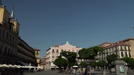 Rechts-Bewegender-Dolly-Um-Den-Hauptplatz-Von-Segovia-An-Einem-Sonnigen-Tag-In-Zeitlupe