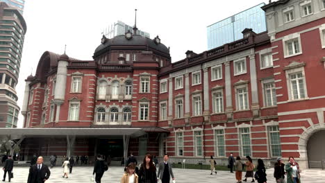 La-Gente-Entra-Y-Sale-En-El-Antiguo-Edificio-De-La-Estación-De-Tokio,-Marunouchi-Entrada-salida-Norte