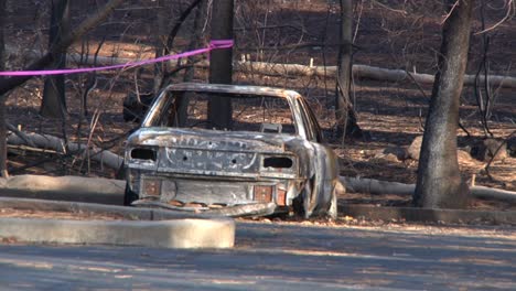 Lagerfeuer-Nachwirkungen-Verbranntes-Auto-Auf-Parkplatz