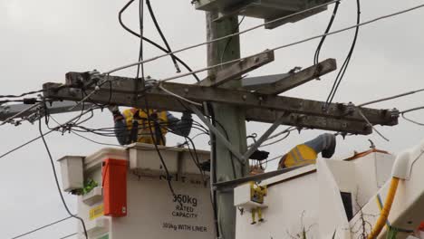 Los-Contratistas-Eléctricos-Trabajan-En-La-Reparación-De-Líneas-Eléctricas-Caídas-De-Una-Tormenta-Reciente