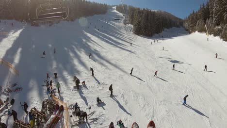 Rastplatz-Auf-Einer-Skipiste-Oberhalb-Des-Skilifts