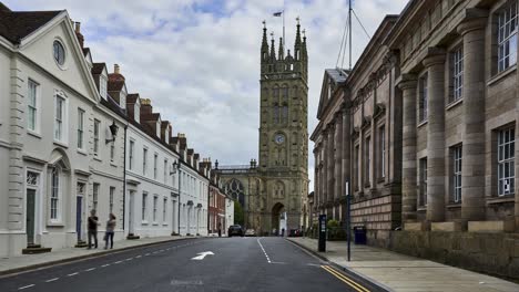 Lapso-De-Tiempo-De-Warwick,-Vista-De-La-Histórica-Iglesia-De-St-Marys-Mirando-Hacia-La-Calle-Northgate-Justo-Después-De-Que-Vuelva-A-Abrir-Después-De-Las-Obras-Viales-Inglaterra