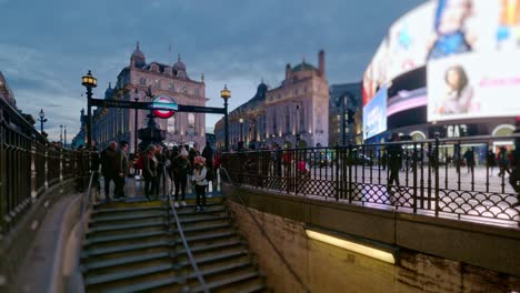 Piccadilly-Circus-at-dusk-on-a-wet-night,-London,-UK